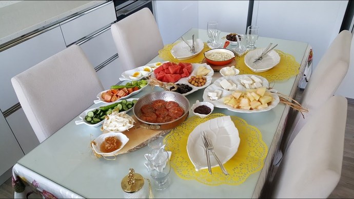 Yemek masada mi yenilir yerde mi yenilir?
