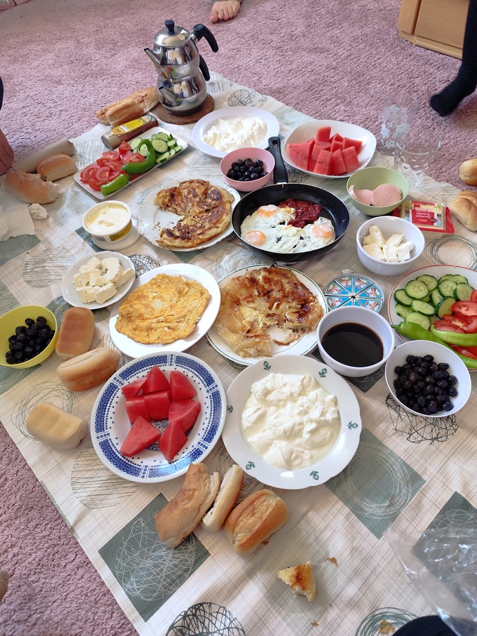 Yemek masada mi yenilir yerde mi yenilir?