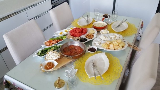 Yemek masada mi yenilir yerde mi yenilir?
