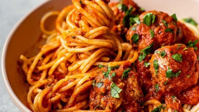 Akşam yemeğinde annem spagetti yaptı, babam beğenmedi. Böyle bir durumda siz nasıl davranırdınız?