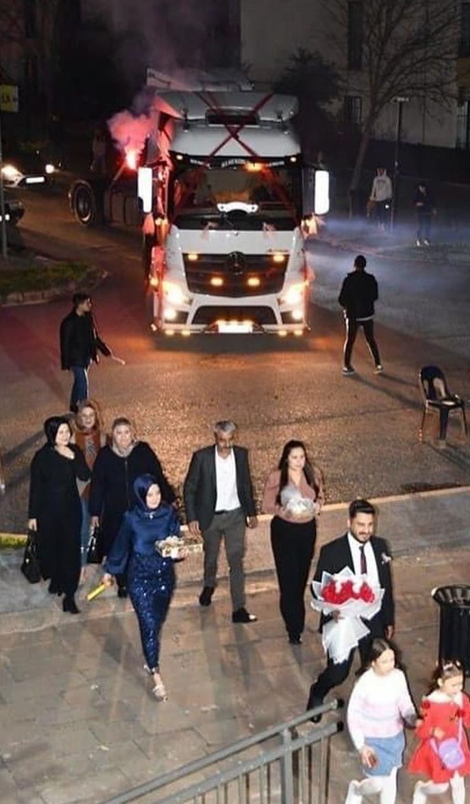 Kız istemeye giderken isteme konvoyu, havai fişek gösterisi yapar mısın yoksa sadece çikolata, çiçek yeter mi dersin?
