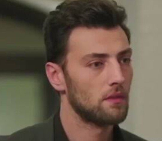 Kızlar bir erkek tipsiz diye ona acır ilgi. li davranır mısınız?