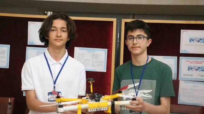 Sivas'ta lise öğrencileri kalabalık arasında suçluları tespit ve takip edebilecek drone tasarladı. Siz ne düşünüyorsunuz?