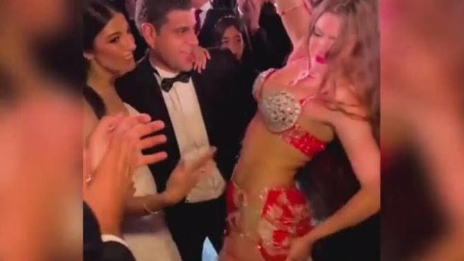 Kızlar eşiniz düğününüzde dansözle uzun uzun bakışlarla göbek atsa tepkiniz ne olur?