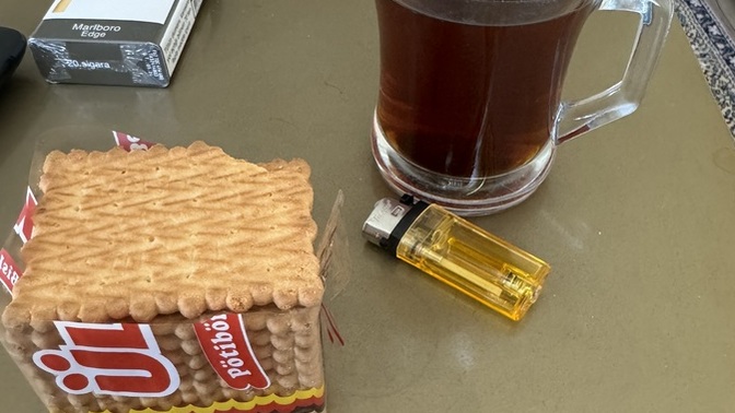 Napıyosunuz. Ben çaya pötibör bandırıp yicem şimdi?