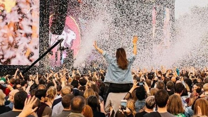 Bugün Fransa'da müzik festivali, güne özel bir müzik/şarkı bırakır mısınız?