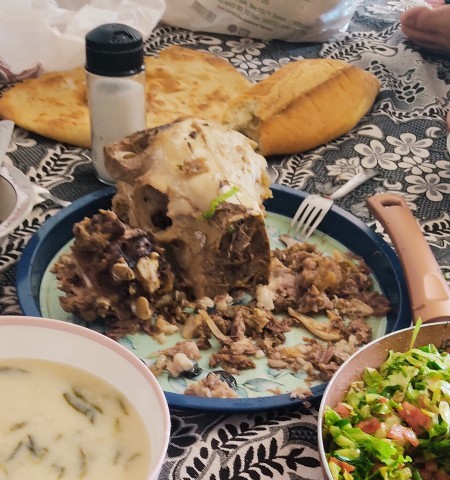 Kim kelle yemek ister?