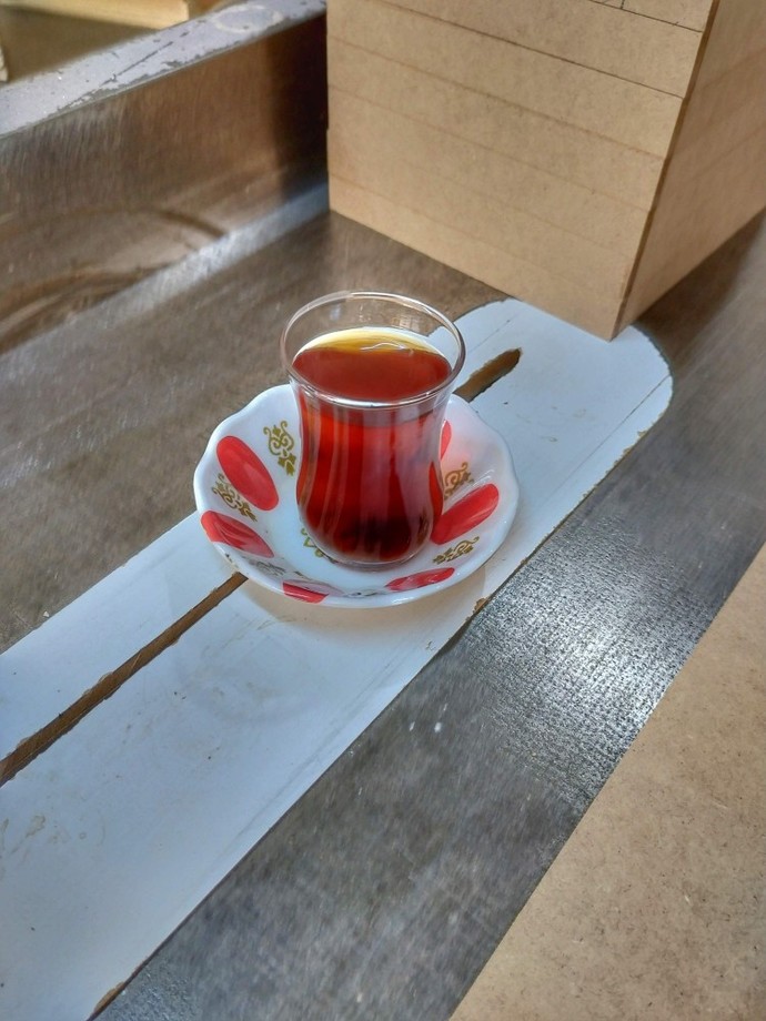 Demlikteki çay bitince üzerine su koyup onu abdest suyuna benzetene kadar içen bir tek ben miyim 🤣?