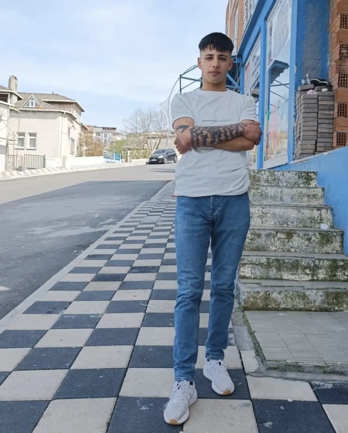 Sen bana yakişirsin ben çok yakişikliyim