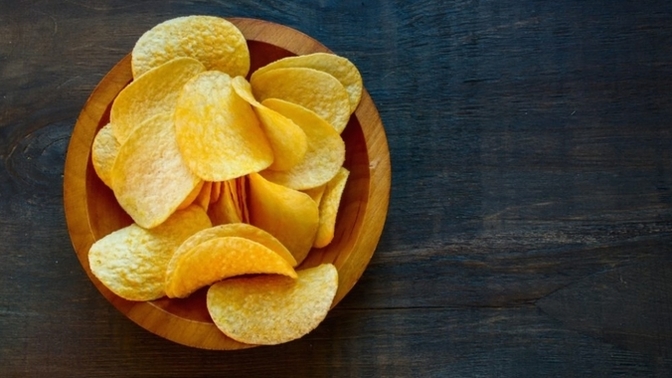 Cips yerken yağlı elleriyle hiç bir yere dokunamayan var mı?