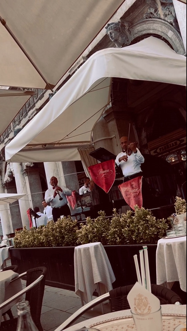 İtalyada her yerde sokak müzisyenleri var ve insanlar eğlenmesini biliyor. Gerçekten biz eğlenmeyi unuttuk mu?