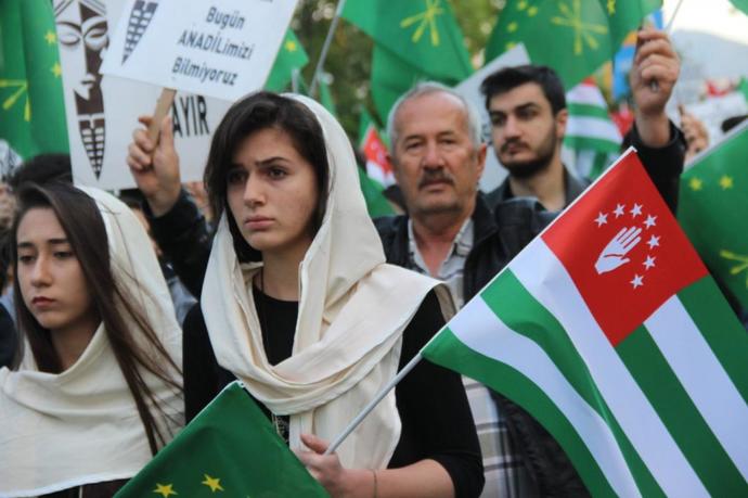 Ne idüğü belirsiz Kafkas toplulukları Türkiyede neden bayrak açıyorlar?