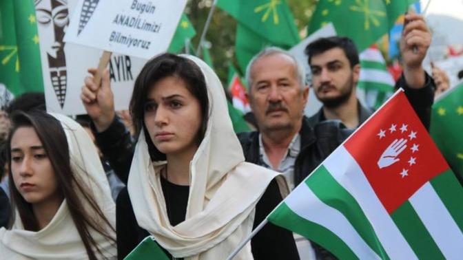 Ne idüğü belirsiz Kafkas toplulukları Türkiye'de neden bayrak açıyorlar?