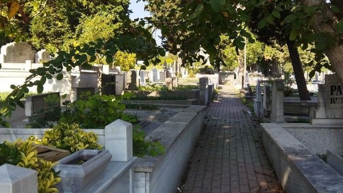 Mezarlıkta müzik dinlemek günah mı?