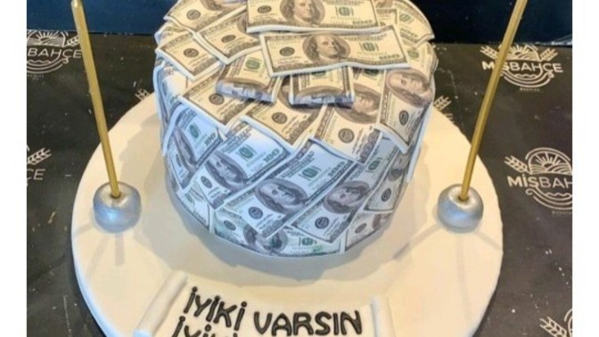 Doğum günümde dolarlı pasta istiyorum sizce çok mu şey istiyorum?