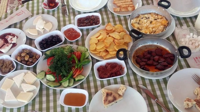 Eve gelince dolu sofra görünce mutlu oluyor musun?