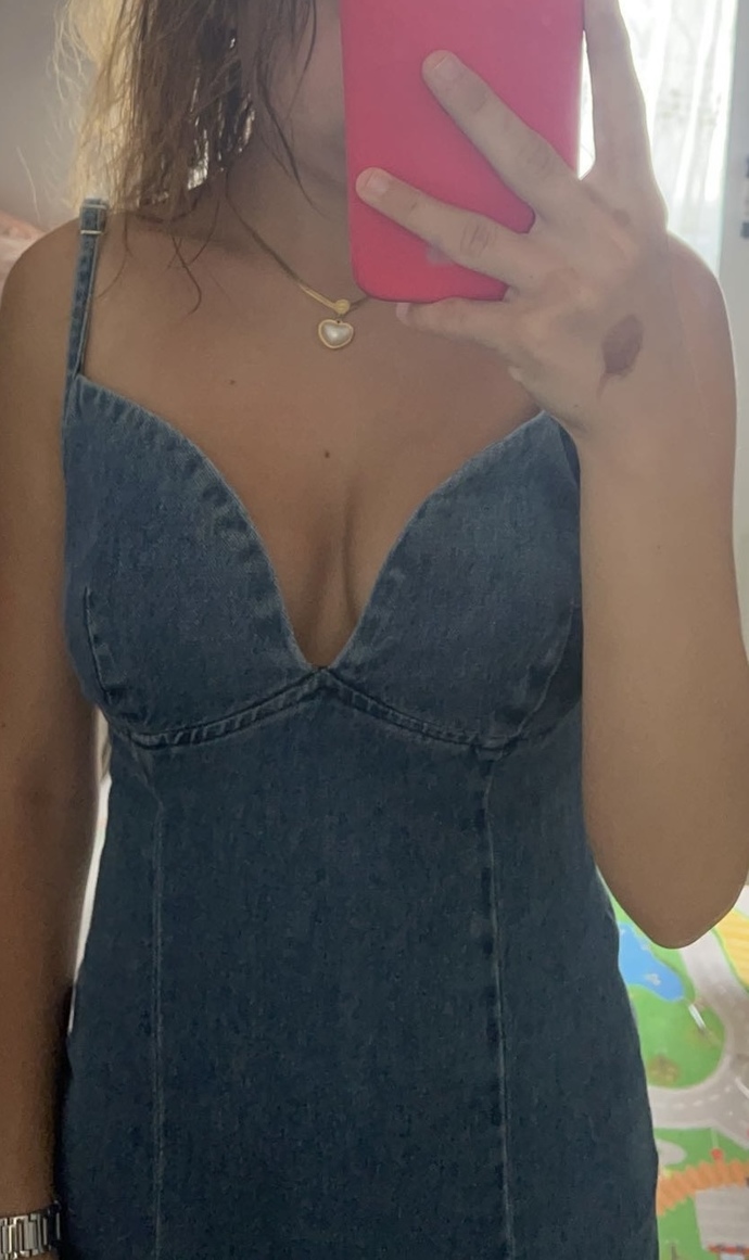 Şu elbisenin göğüs kısmı pot mu duruyor?