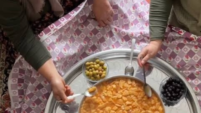 Halen daha sofra ortasından yemek yiyen kaldı mı?