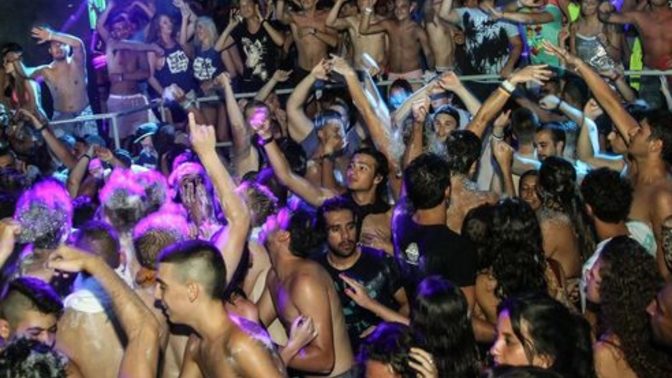 Eşiniz mayoyla bir sürü erkeğin içinde köpük partisine katılsa ne hissedersiniz?