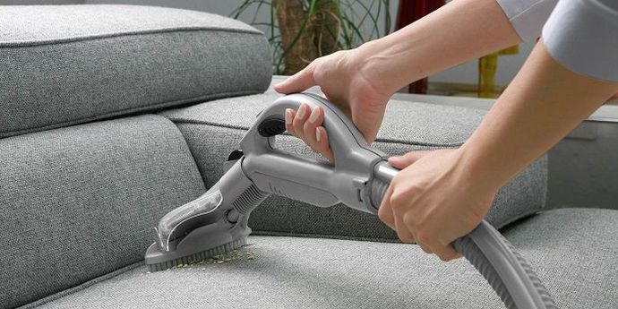 Koltuk üstlerindeki tozları detaylı temizlemenin en pratik yolu nedir?