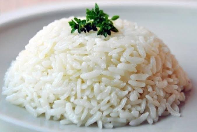 Bu sade pilav tabağına sadece 2 şey ekleyebilirsiniz. Ne eklerdiniz?