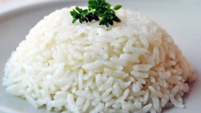 Bu sade pilav tabağına sadece 2 şey ekleyebilirsiniz. Ne eklerdiniz?