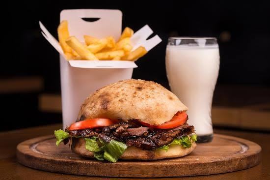 Dönerin yanında ayran mı, kola mı içersiniz ?