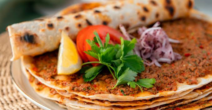 Lahmacun’u sade mi yersiniz, içerisinde malzeme ile mi?