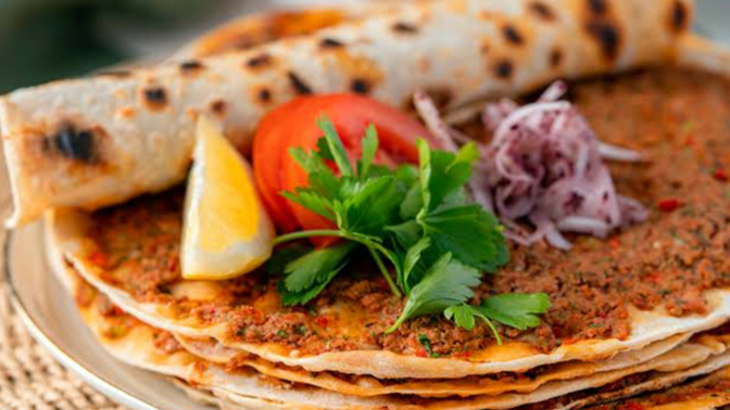 Lahmacun’u sade mi yersiniz, içerisinde malzeme ile mi?