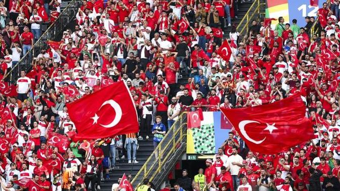 Türkiye Çekya'yı 2-1 mağlup etti! Böylece son 16'dayız. Gururluyuz, maçı nasıl buldunuz?