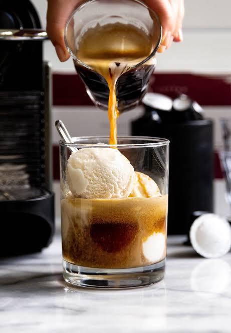 Kim bu sabah affogato yapmamı ister?