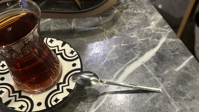 Bu kafelerdeki masaların neden hepsi sallanıyor?