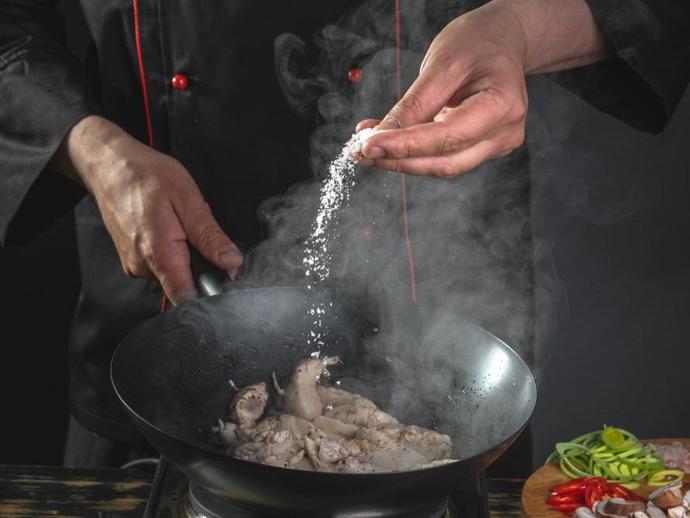 Yemeğin tadına bakmadan tuz katan erkeklerden uzak durulması gerektiği söyleniyor. Bu doğru mu?