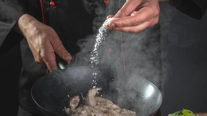 Yemeğin tadına bakmadan tuz katan erkeklerden uzak durulması gerektiği söyleniyor. Bu doğru mu?