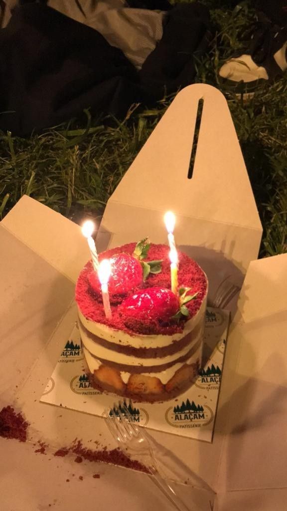 Geçen sene bu zamanlar yine aynı şekilde canım sıkılmıstı , canımın sıkılma yıl dönümü kutlu olsun mu?