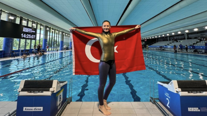 Serbest dalışçı Bilge Çingigiray, Litvanya'da statik apnea braşında 6:15 süreyle Türkiye rekorunu kırdı. Gurur verici değil mi?