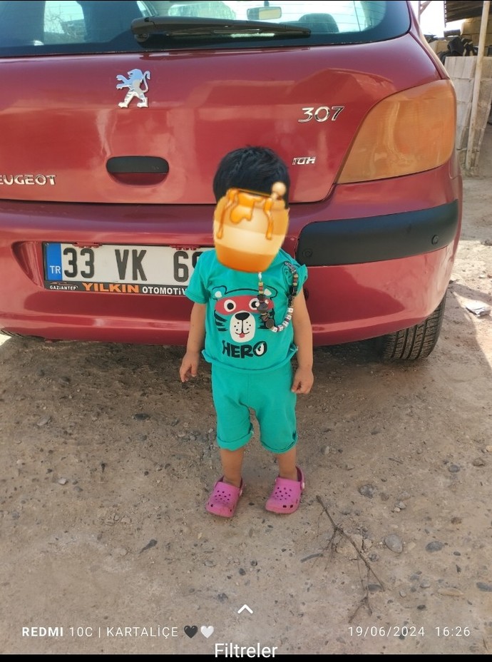 Hala çıkar şu pembe terlikleri 😸