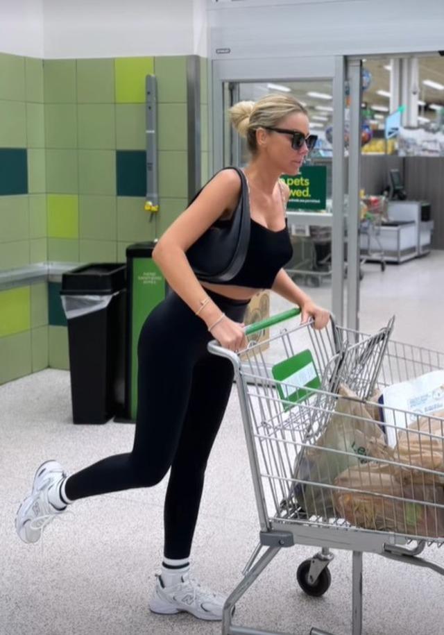 Petek Dinçöz son pozlarıyla şaşırttı! Sence estetik mi yoksa protez mi?
