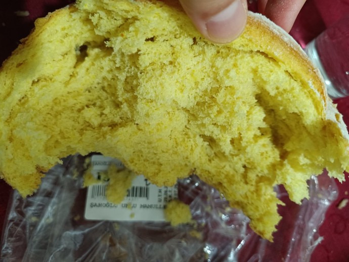 Bu ekmeği bugün 30 TL aldım. Bir parça aldım içi sarı ve tuhaf kokusu var. Bozuk mu yoksa?