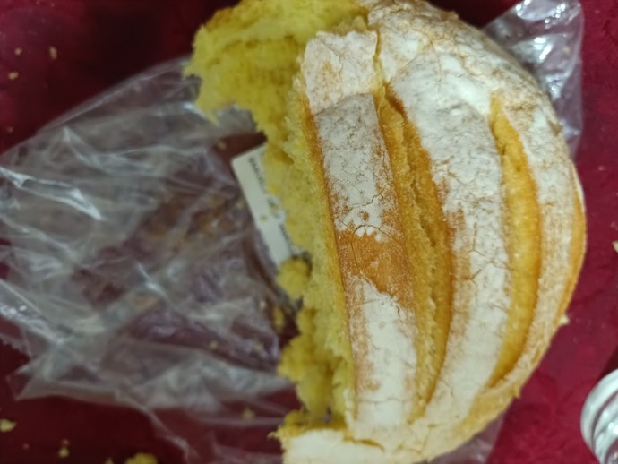 Bu ekmeği bugün 30 TL aldım. Bir parça aldım içi sarı ve tuhaf kokusu var. Bozuk mu yoksa?