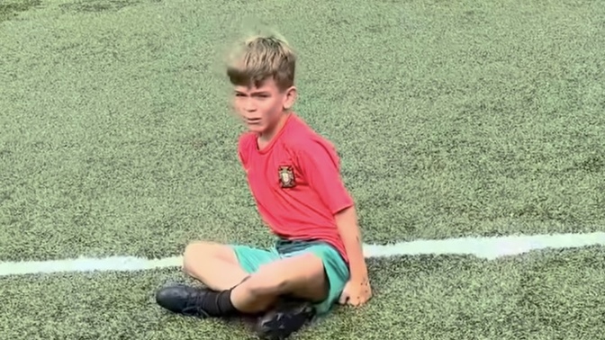 Küçük çocuk kızların futbol oynayamadığını söyledi ve bir kız onu yendi ne düşünüyorsun?