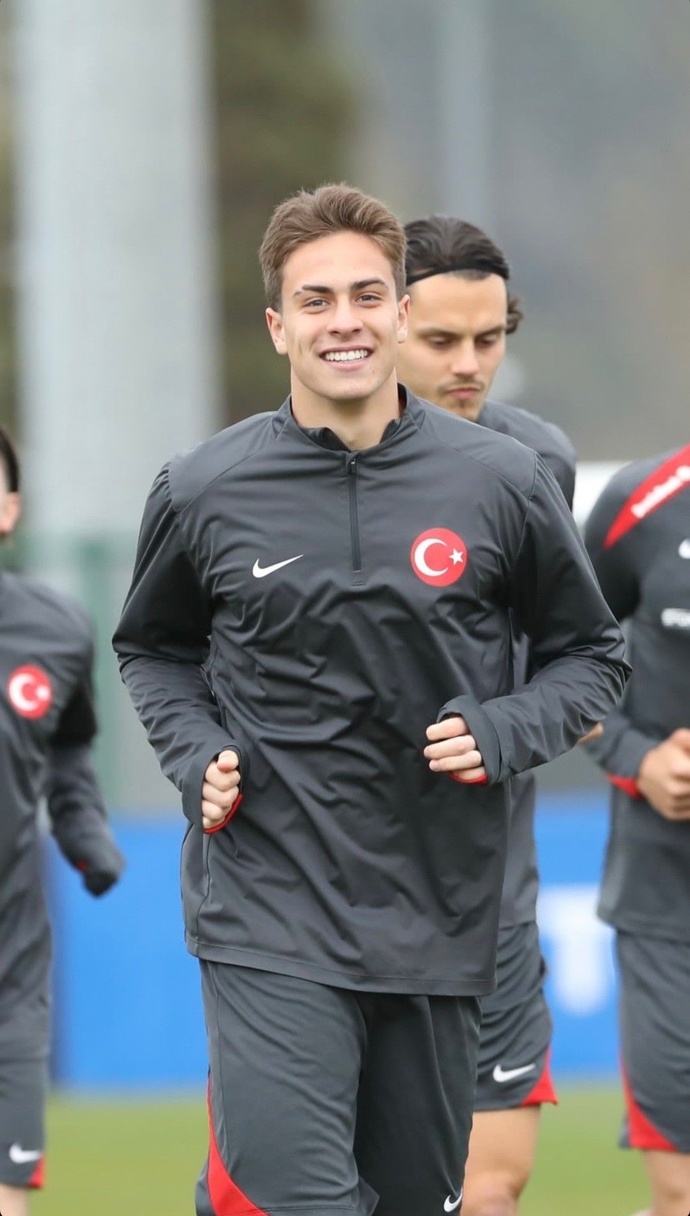 Kenan Yıldız’ı yakışıklı buluyor musunuz?