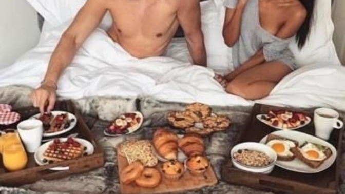 "Seni öyle bir yerim ki son yemeğim gibi tadın damağımda kalır" demek istediğiniz biri var mı?