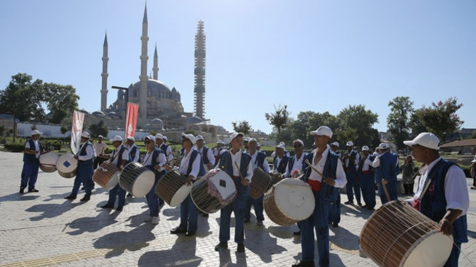 663. Tarihi Kırkpınar Yağlı Güreşleri Festivali davul zurna ekibinin davetleriyle başladı. Daha önce yağlı güreş izlediniz mi?