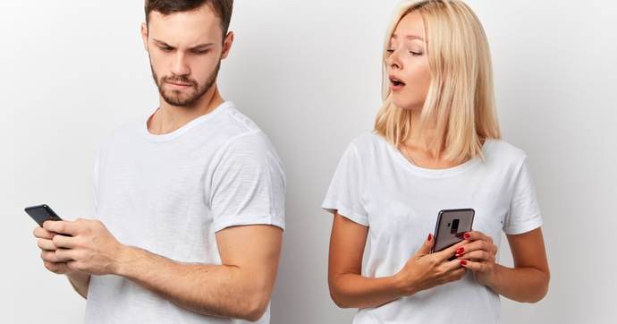 Telefonunu bir günlüğüne sevgilinle değişir misin?
