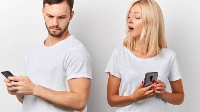 Telefonunu bir günlüğüne sevgilinle değişir misin?