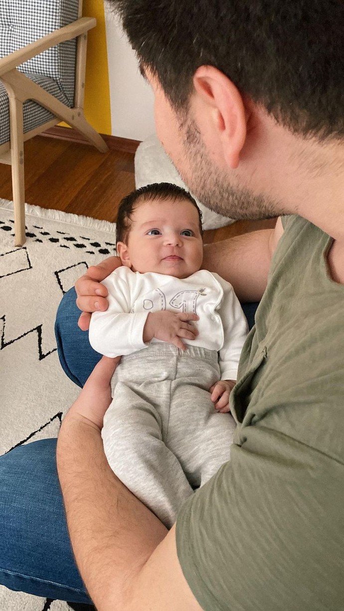 Bebeğin gazını çıkarmak anneye mi yoksa babaya mı düşer?