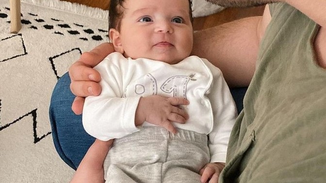 Bebeğin gazını çıkarmak anneye mi yoksa babaya mı düşer?