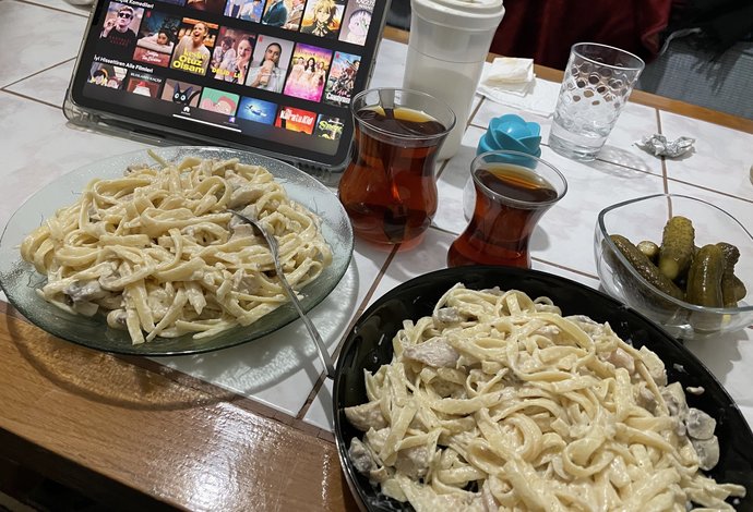 Kahvaltıda makarna ve turşu eşliğinde çay içmek çok mu garip?