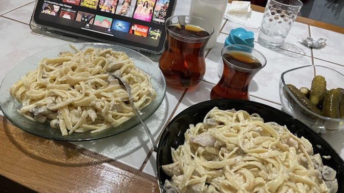Kahvaltıda makarna ve turşu eşliğinde çay içmek çok mu garip?